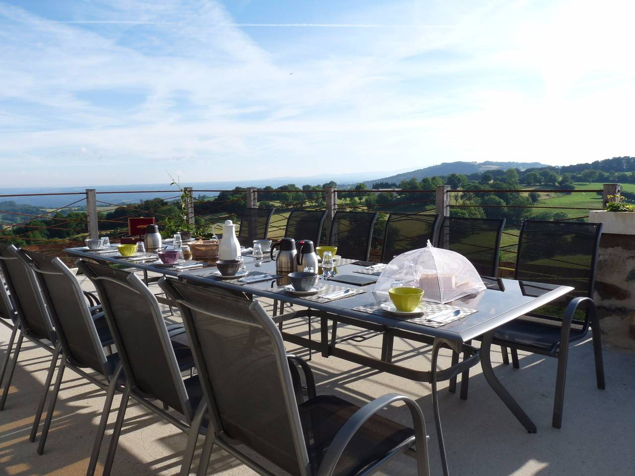 Maison de vacances 'La Monssendie' avec vue sur les montagnes, terrasse privée et Wi-Fi in Le Monteil, Parc naturel régional des Volcans d'Auvergne