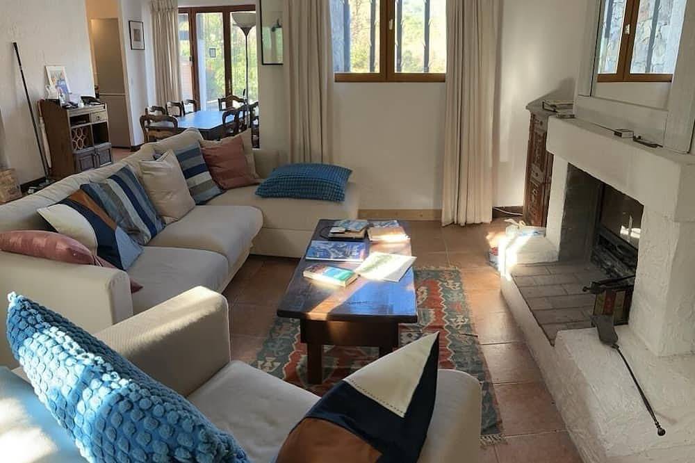 Bleu Azur villa, close to Esterel beaches, Cannes and Nice, and the pre-Alps. in Seillans, Draguignan Region