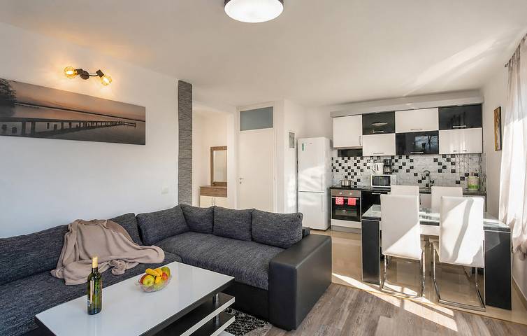 Geräumige 135 m² große Ferienwohnung mit Terrasse in Rovinjsko Selo, WLAN & Parkplatz in Rovinjsko Selo, Rovinj