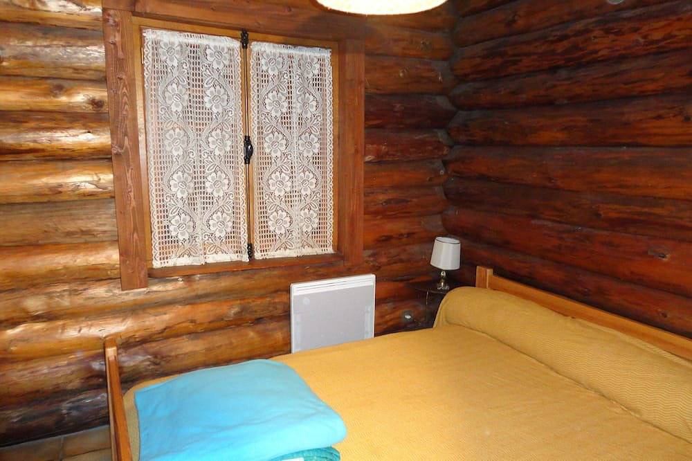 Le petit fuste avec une vue sur le lac in Marcillac-la-Croisille, Région de Tulle