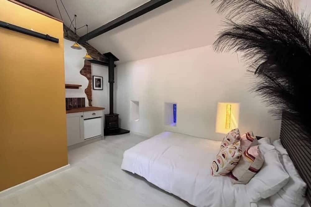 The Little Gem Stone Cottage Romantic Lakeside Retreat: Hot Tub, Sauna & Kayaks in County Cavan