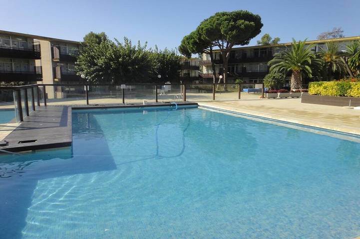 Appartement de vacances pour 4 personnes, avec Balcon ainsi que Jardin et Piscine