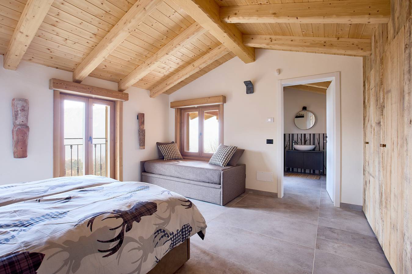Ganze Wohnung, Wohnung im Luxus-Chalet „Baita Treeb Tramontana“ mit Seeblick & privater Terrasse in Civenna in Civenna, Gemeinde Bellagio