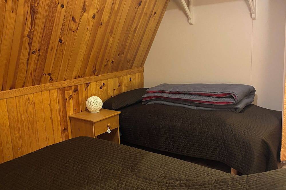 Quiet Mountain Chalet. Hiking, 1/4h from skiing, 200m from the village in Campan, French Pyrenees