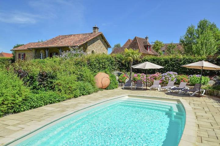 Location de vacances pour 12 personnes, avec terrasse ainsi que piscine et jardin, animaux acceptés à Saint-Médard-d'Excideuil