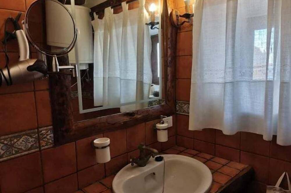 Ganze Wohnung, Ferienwohnung in Frontera: Pool, Kamin & Tennis in Las Toscas, Frontera