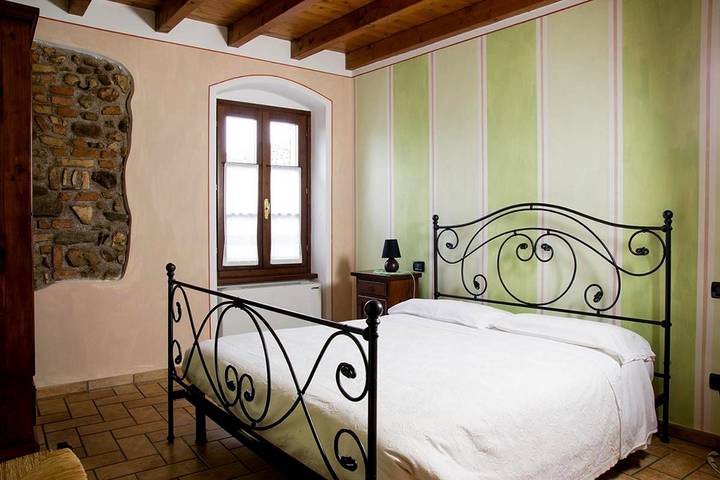 Privatzimmer für 4 Personen, mit Balkon und Terrasse sowie Garten und Ausblick in Monzambano - 4