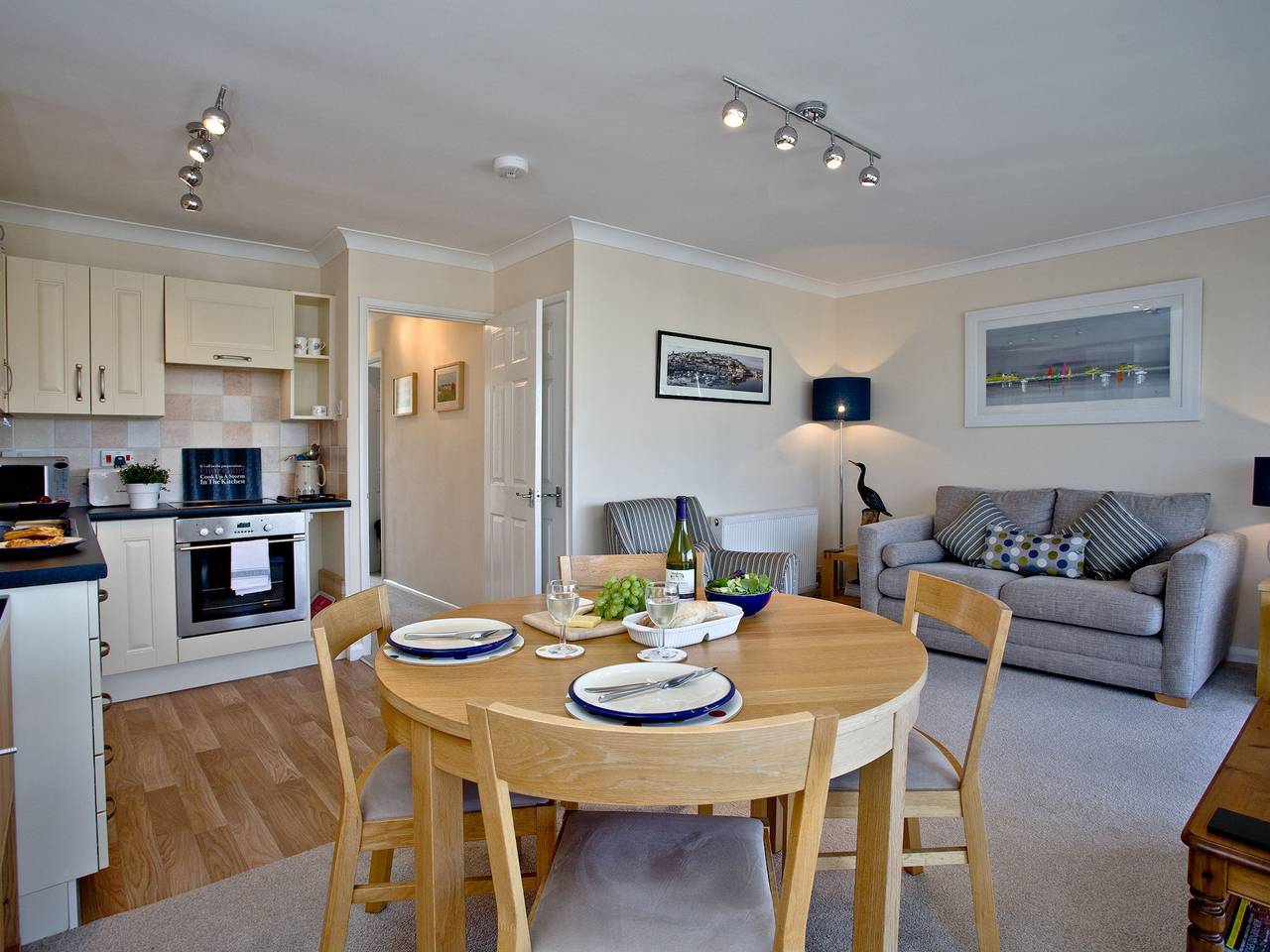 Ganze Wohnung, Top Deck 6 - Linden Court in Brixham, Torbay