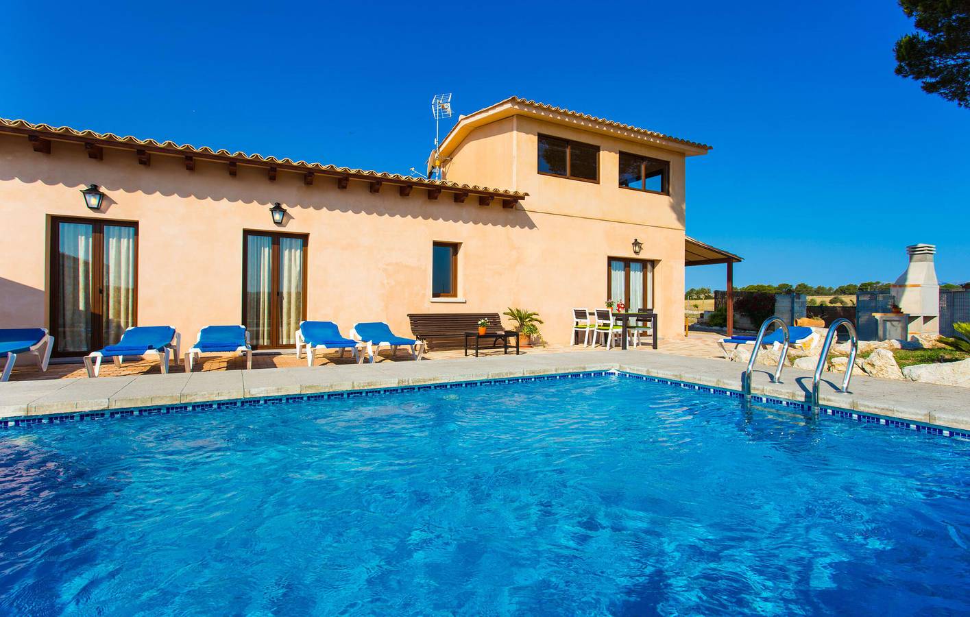 Moderno Apartamento con Terraza, Piscina y AA Cerca del Restaurante S'alqueria Turó in Santa Margalida, Mallorca Norte