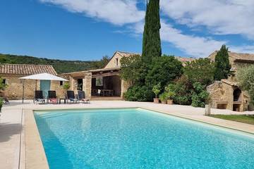 Location de vacances pour 10 personnes, avec terrasse et jardin, animaux acceptés à Laudun-l'Ardoise