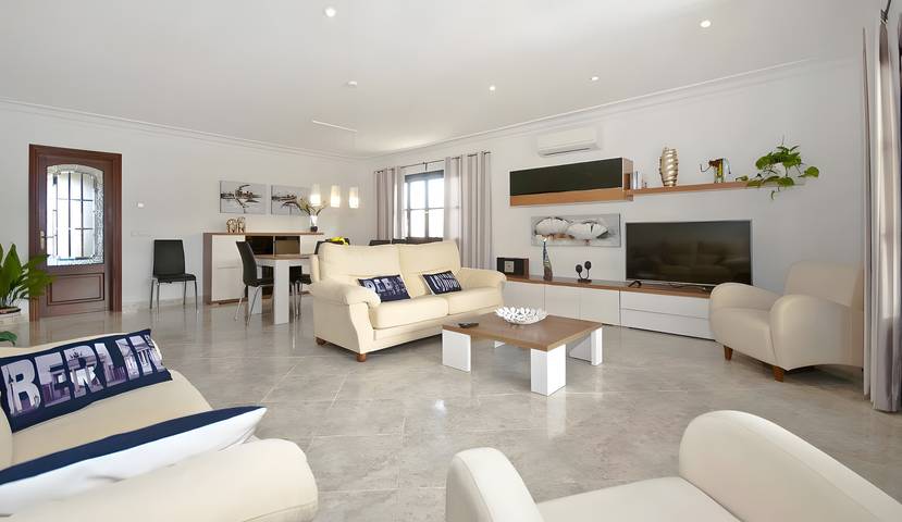 Villa 'Llac Blau' with Private Pool, Wi-Fi and Air Conditioning in Alcúdia, Coast of Mallorca
