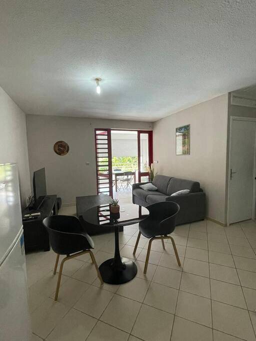 Gîte pour 2 personnes, avec piscine dans Plage de Montabo