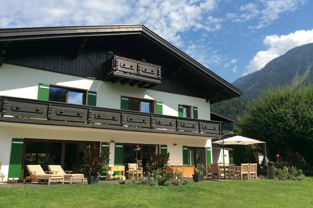 Ganze Wohnung, Neu renovierte geräumige Dachwohnung in einem wunderschönen Salzburger Landhaus in Großgmain, Bezirk Salzburg-Umgebung