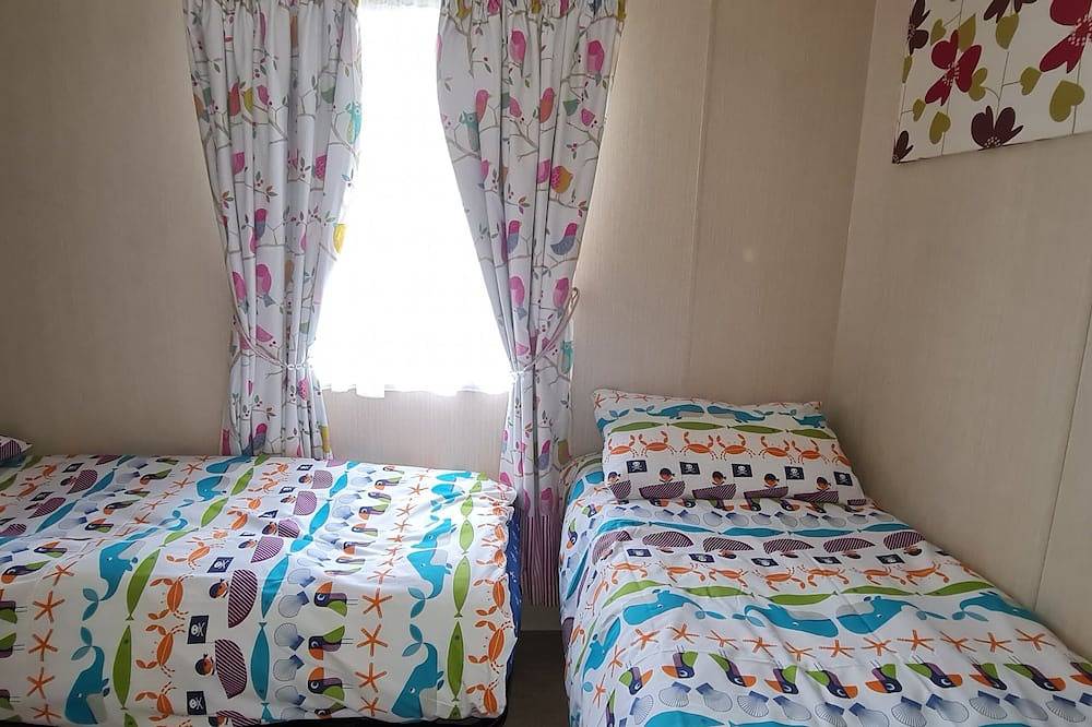 Picturesque Lakeside 6 Berth Caravan with a private fishing peg in Tattershall, Lincolnshire