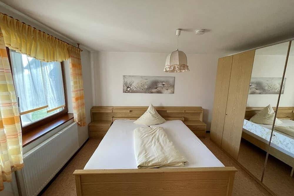 Ganze Wohnung, Helle Ferienwohnung (56 qm) für bis zu zwei Personen mit Terrasse in Neunburg vorm Wald, Naturpark Oberpfälzer Wald
