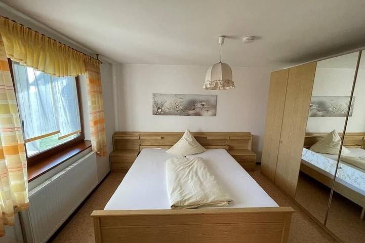 Ganze Wohnung, Helle Ferienwohnung (56 qm) für bis zu zwei Personen mit Terrasse in Neunburg vorm Wald, Naturpark Oberpfälzer Wald