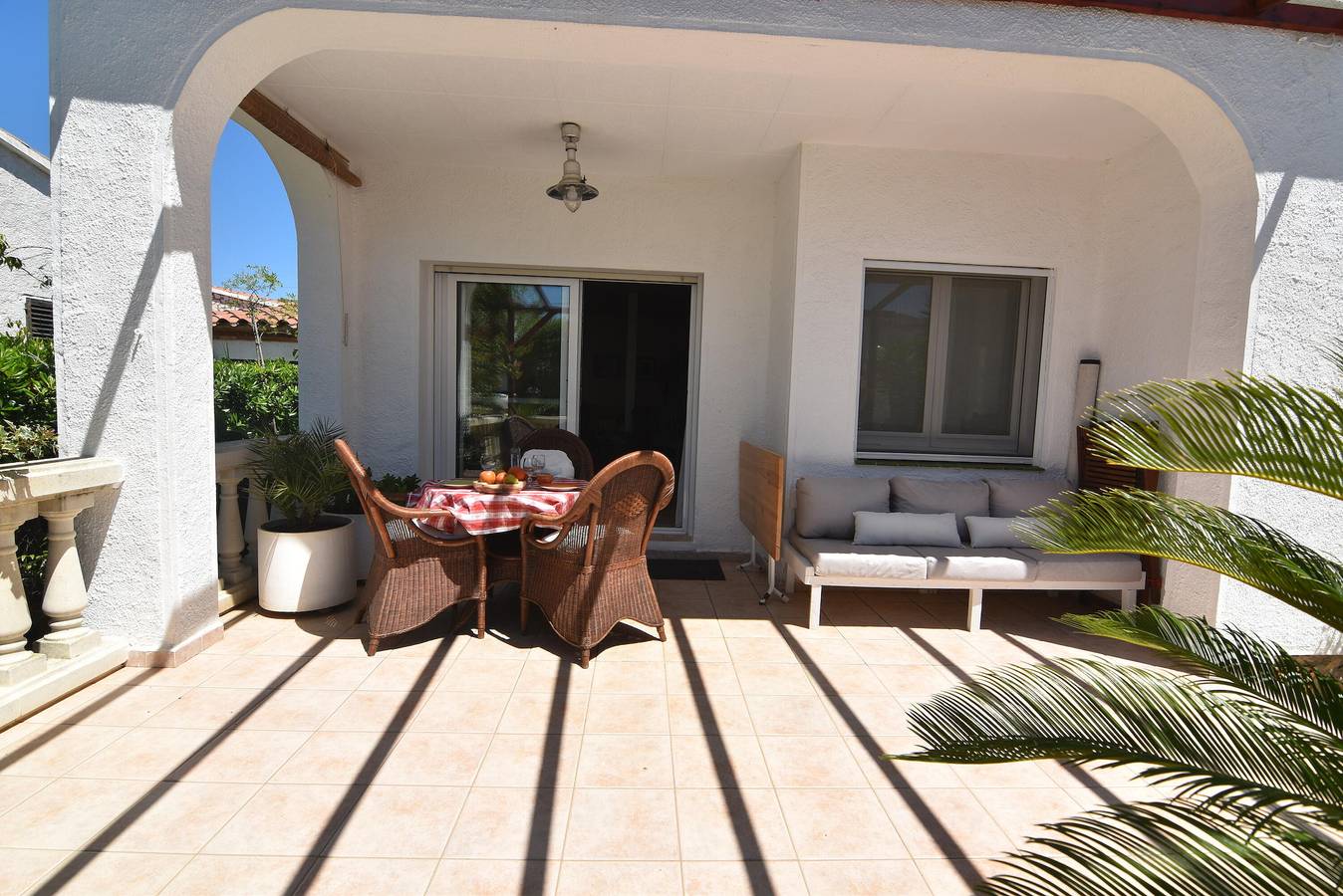 Encantadora casa vacacional con jardín exuberante y terraza amplia, a 1500 metros de la playa de Santa Margarida en Roses. in Santa Margarida, Roses
