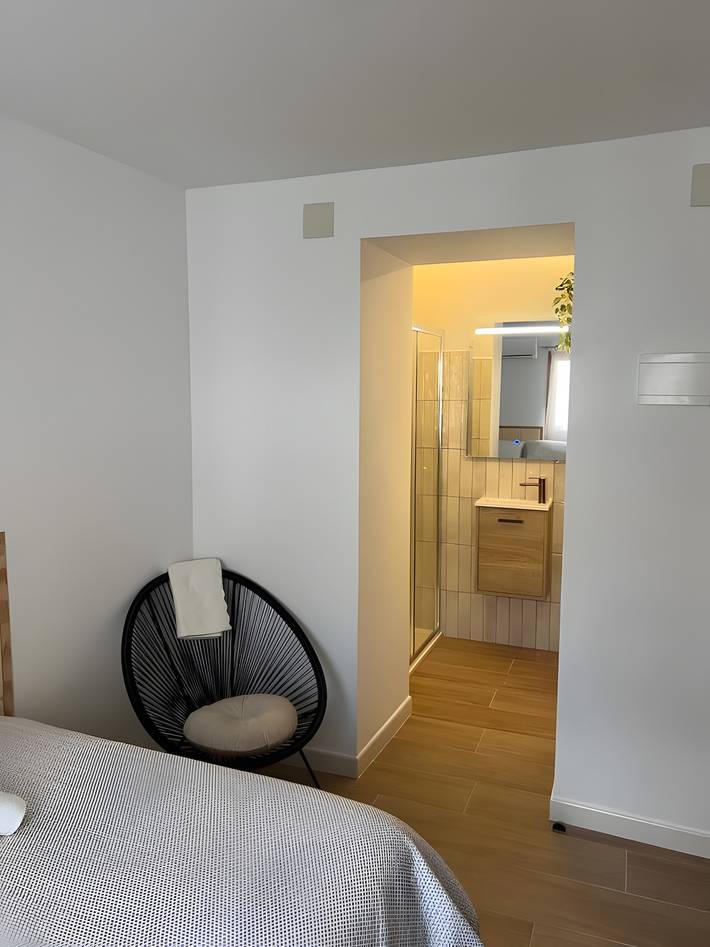 Apartamento inteiro, Quarto 'Casa Roberto' com casa de banho privativa, wifi e ar condicionado em Álora in Álora, Málaga Provincia