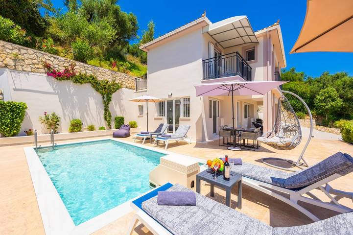 Villa for 4 people, with Balcony and Terrace as well as Garden in Planos