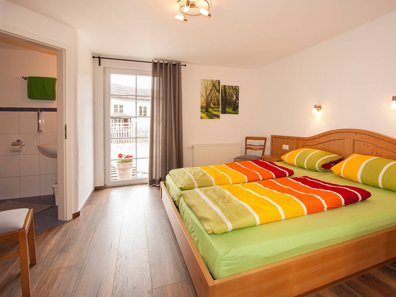 Ganze Wohnung, Ferienwohnung 'Gänseblume' mit Privatterrasse, Gemeinschaftsgarten und Wi-Fi in Finnentrop, Sauerland