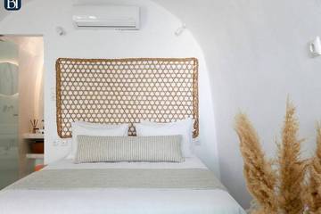 Holiday Apartment for 3 People in Firostefani, Thera, Photo 3