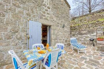 Location de vacances pour 4 personnes, avec jardin à Sainte-Marguerite-Lafigère