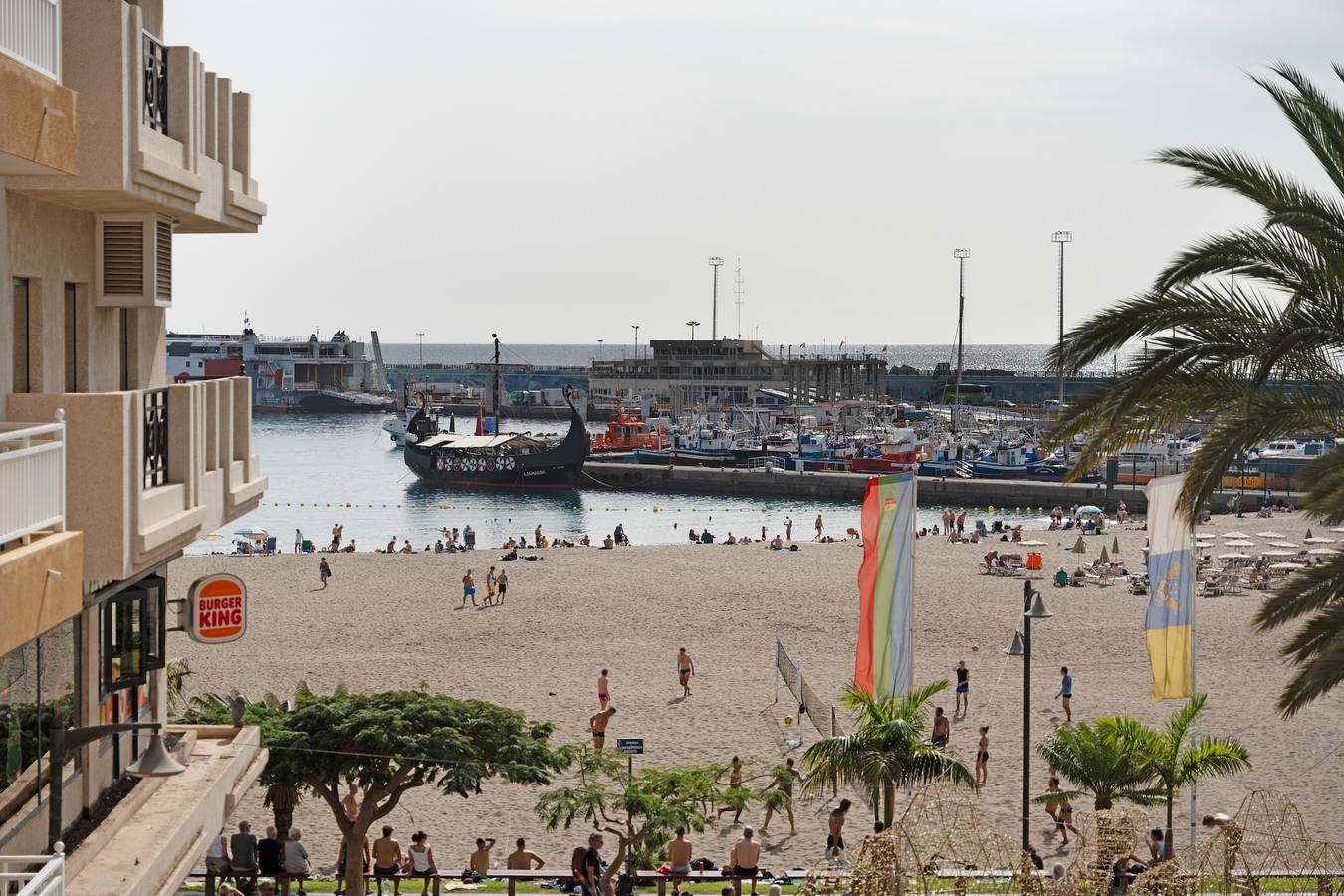 Appartement entier, Vacances 'Casa Carmenza' avec vue sur la mer, balcon et Wi-Fi in Los Cristianos, Arona