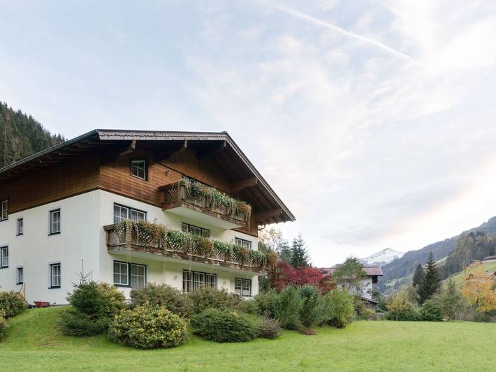 Ferienwohnung für 5 Personen, mit Balkon und Whirlpool sowie Sauna in Großarl