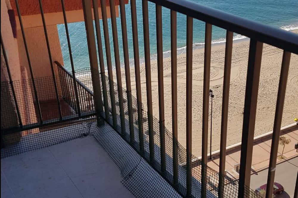 Entire apartment, 2 Bed Sea Front Apartment with sea and mountain  views, Wifi included, in Fuengirola, Costa del Sol