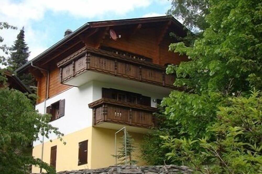 Komfortables Holzchalet in unverbauter Aussichtslage in den Bergen in Grächen, Walliser Alpen