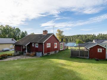 Ferienhaus für 8 Personen, mit Terrasse und Seeblick sowie Garten und Sauna in Östergötland