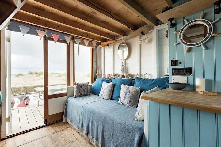 Beachfront Beach Hut with Stunning coastal views in Bournemouth, Südwestengland
