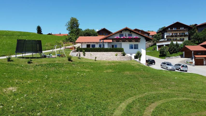 Ferienwohnung für 2 Personen, mit Balkon und Terrasse sowie Garten in Hopferau