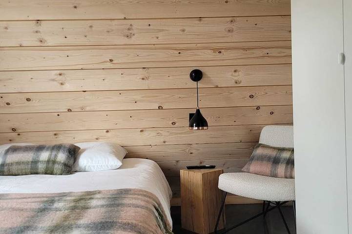 Chalet pour 6 personnes, avec terrasse ainsi que jardin et jacuzzi à Chambon-sur-Lac - 2