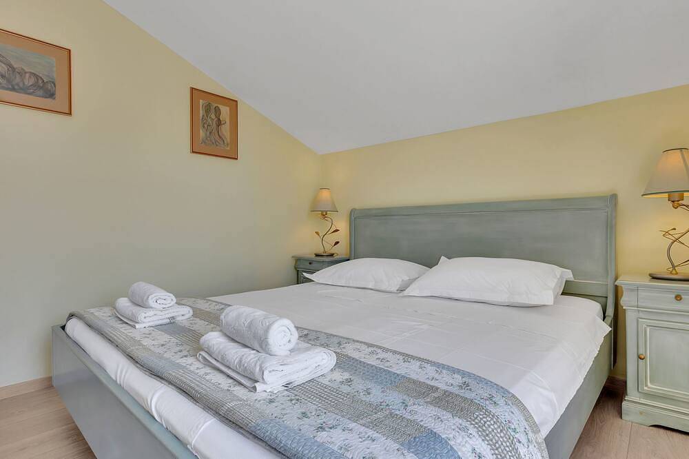 Ganze Wohnung, Villa Margitta mit Pool, Tennisplatz und Meerblick in Drašnice, Makarska Riviera