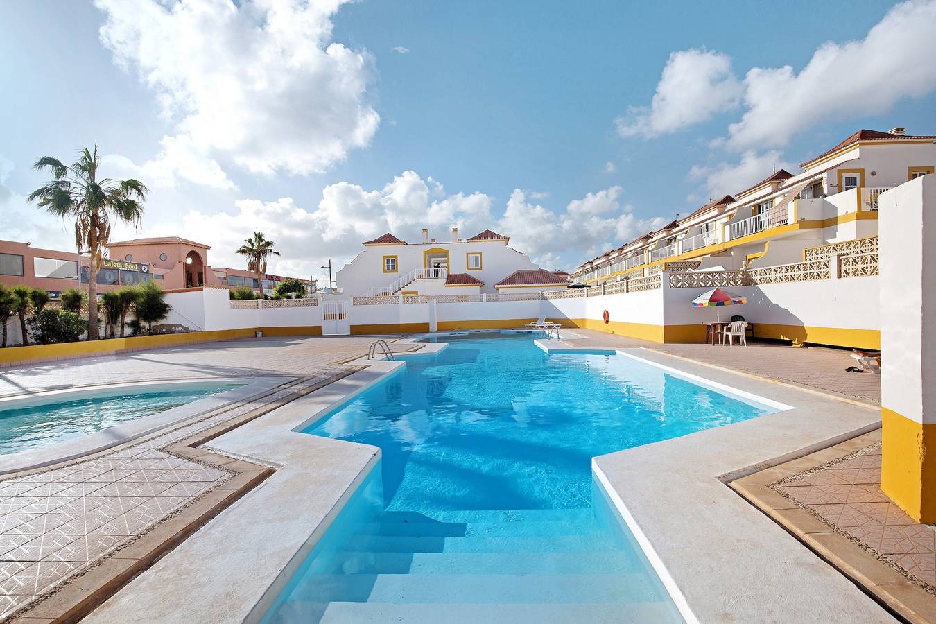 Appartement entier, Vacances 'Sam' avec piscine partagée, balcon et Wi-Fi in Caleta de Fuste, Antigua