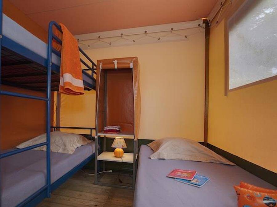 Flower Camping  Les Granges - Bungalow toilé 5 personnes - Standard sans sanitaires in Luynes, Région de Tours