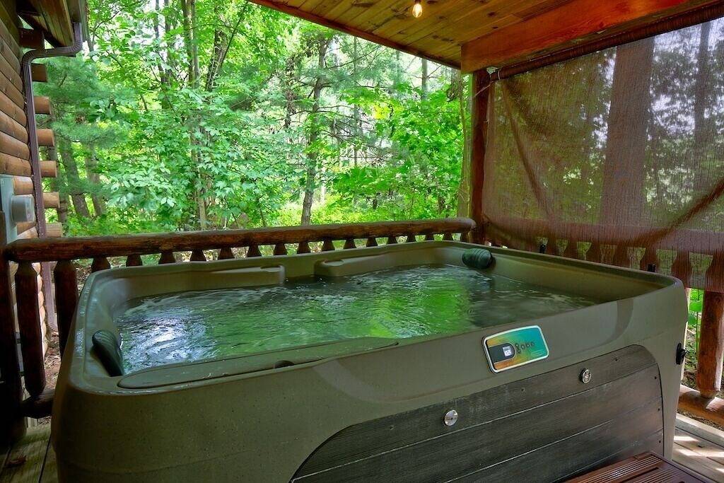 Unglaubliche Aussichten! Romantische Hütte mit Whirlpool, Whirlpool, Kamin und Küche in Holmes County