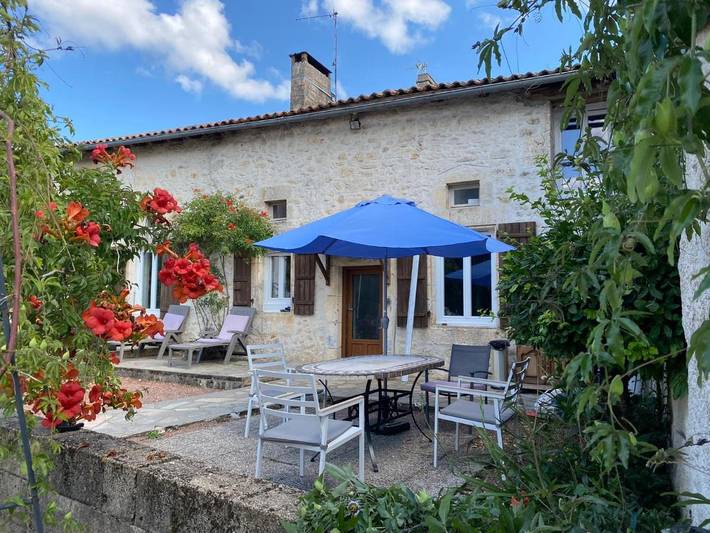 Location de vacances pour 7 personnes, avec Terrasse et Jardin ainsi que Piscine et Vue à Lussas-et-Nontronneau - 2