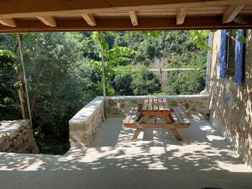 Gîte pour 5 personnes, avec terrasse en Ardèche