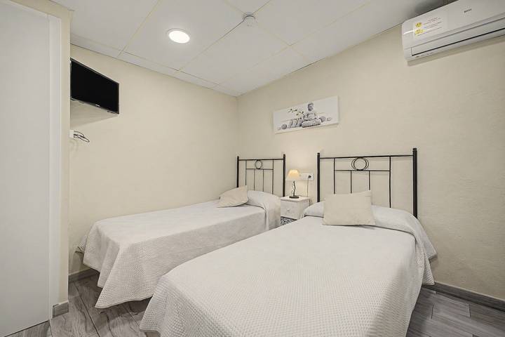 Apartamento entero, Habitación 'Buda' con terraza compartida, Wi-Fi y aire acondicionado in el Poblenou del Delta, Amposta