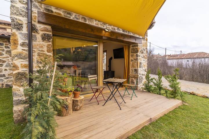 Casa rural con piscina para 3 personas, con balcón además de jacuzzi y jardín en Provincia de Soria