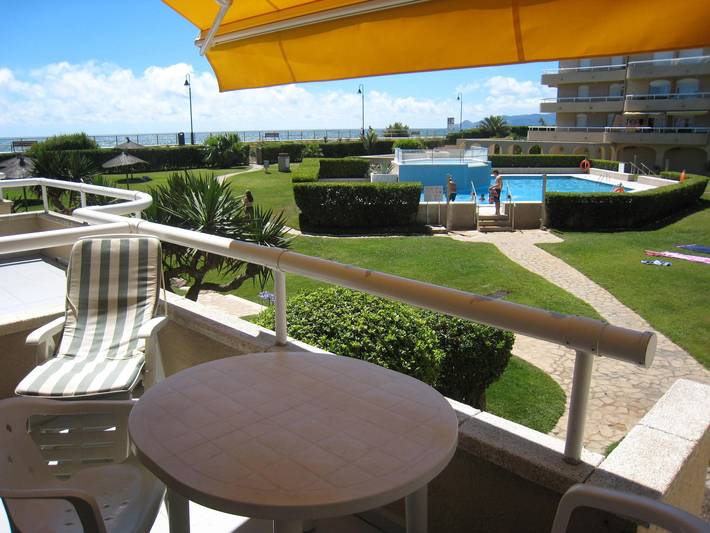 Location de vacances pour 3 personnes, avec Vue sur l’océan et Terrasse ainsi que Jardin et Piscine à Els Griells