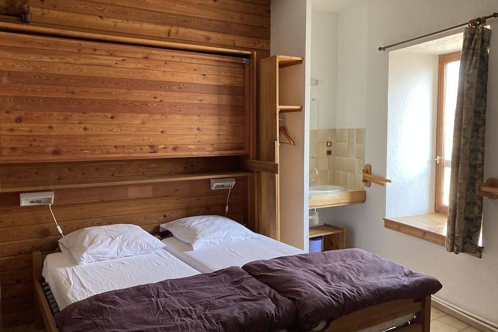 Gîte chaleureux, confortable et calme, pleine nature, entre lac et montagne in Châteauroux-les-Alpes, Parc national des Écrins