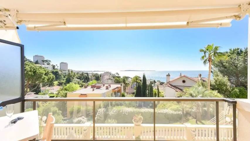 Gîte pour 4 personnes, avec terrasse et piscine dans Cannes La Bocca
