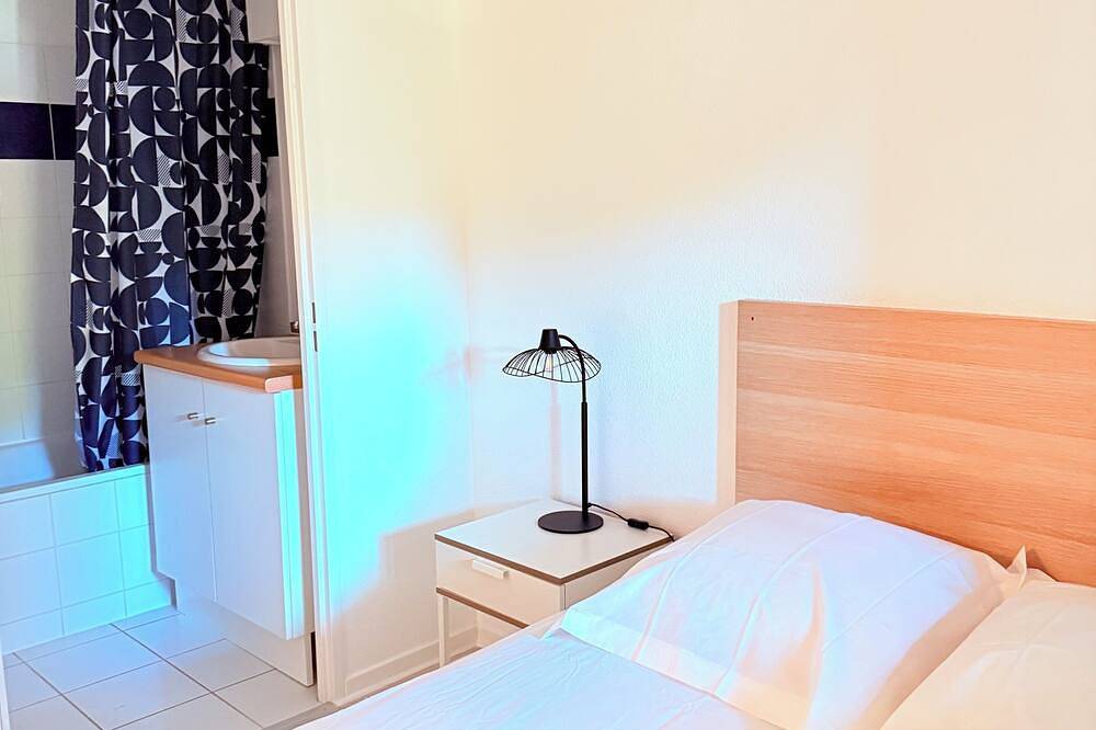Entire apartment, La Parenthèse - Cosy & Colorful - Sleeps 2 - Private Parking in Blagnac, Haute-Garonne