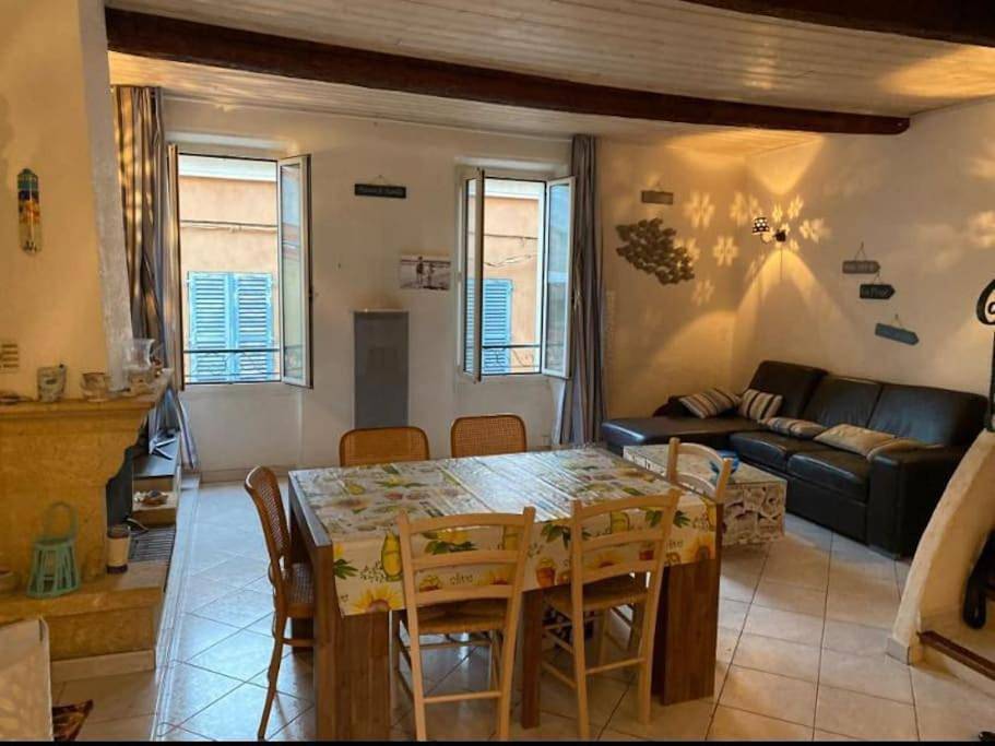 Appartement entier, Two-Bedroom Apartment in Sanary-sur-Mer, Côte méditerranéenne (France)
