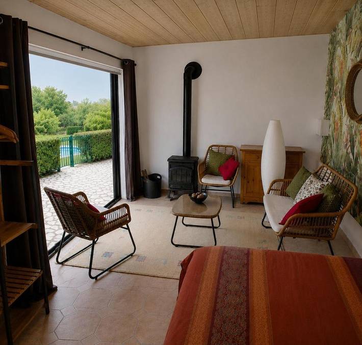 Chalet pour 3 personnes, avec piscine ainsi que terrasse et vue