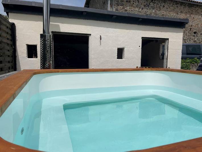 Location de vacances pour 10 personnes, avec jardin ainsi que jacuzzi et piscine, animaux acceptés à La Chapelle-Saint-Étienne - 3