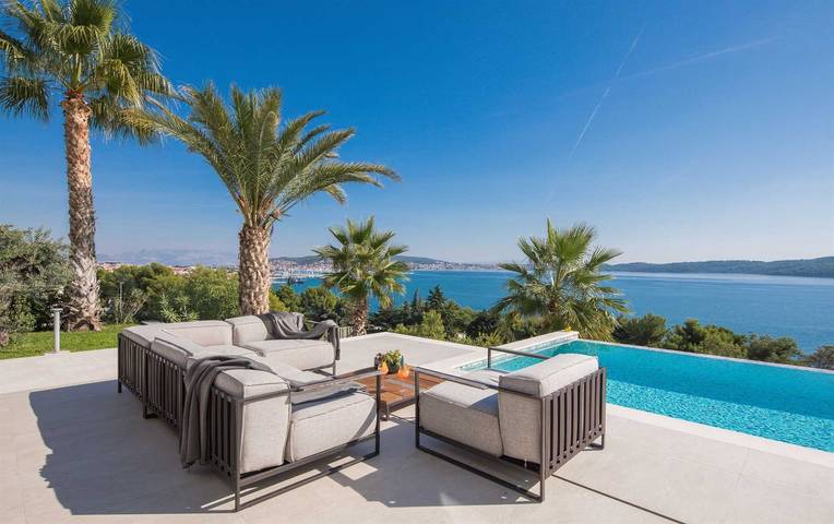Villa für 10 Personen, mit Balkon und Balkon/Terrasse sowie Meerblick und Terrasse in Trogir